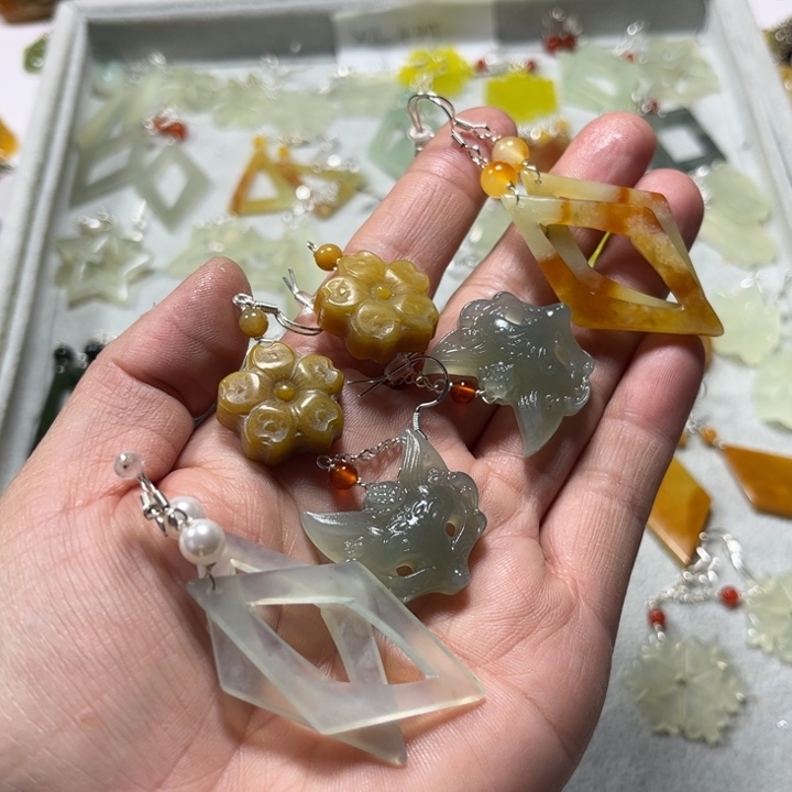 蛇纹石玉未镶嵌耳饰