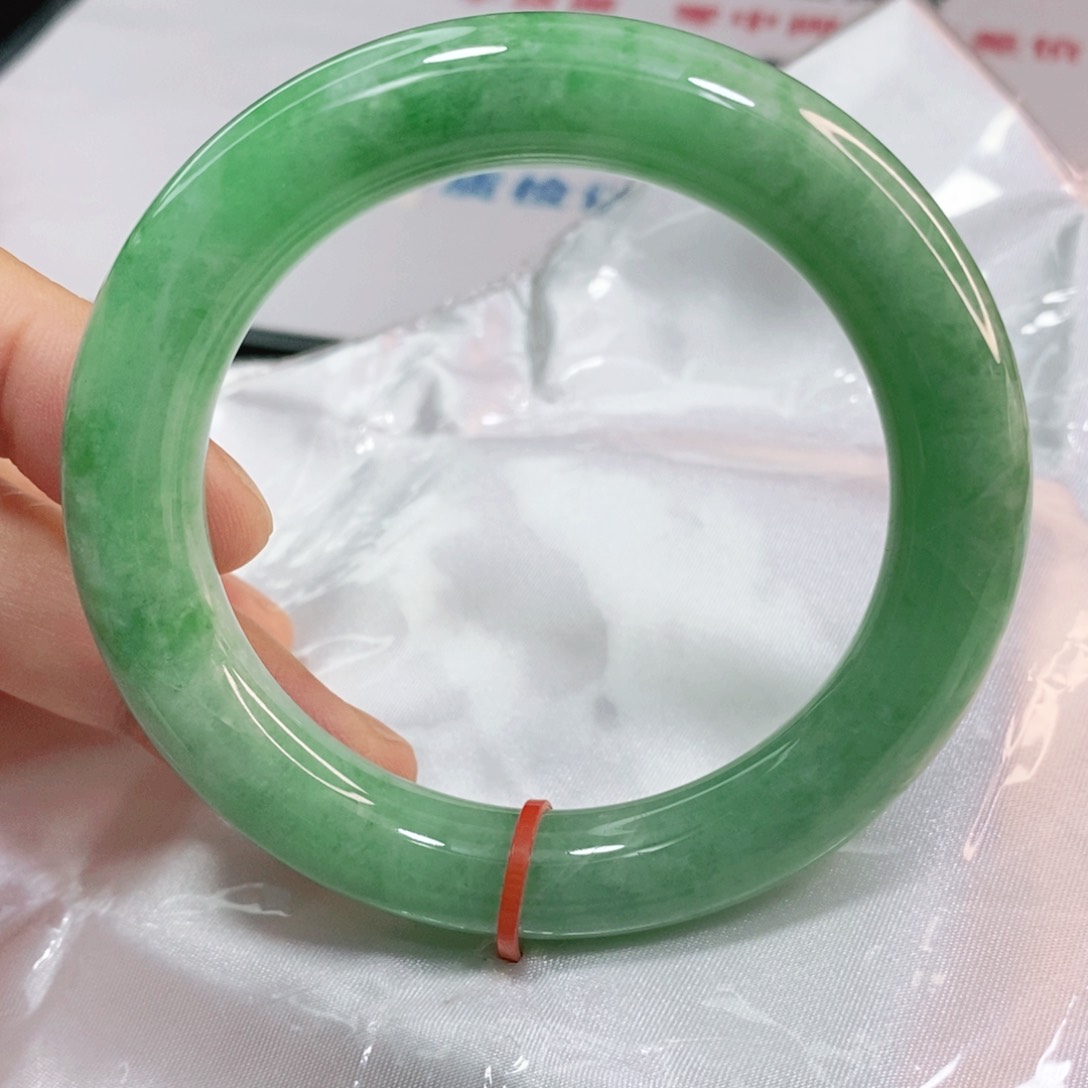 翡翠手镯未镶嵌56.5圈口圆条