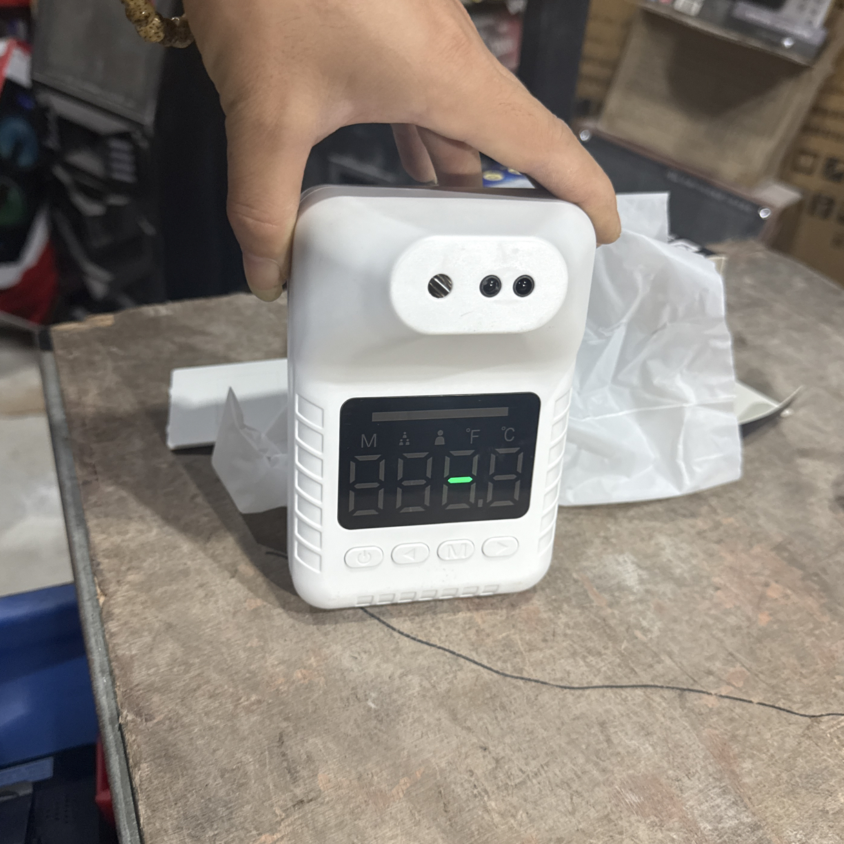 9新  红外测温仪一个，不带电池