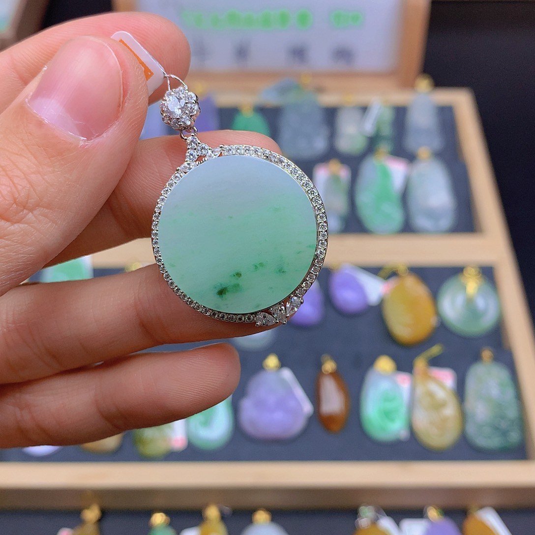 翡翠颈饰未镶嵌翡翠