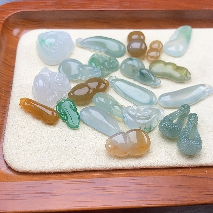 翡翠颈饰未镶嵌一个100