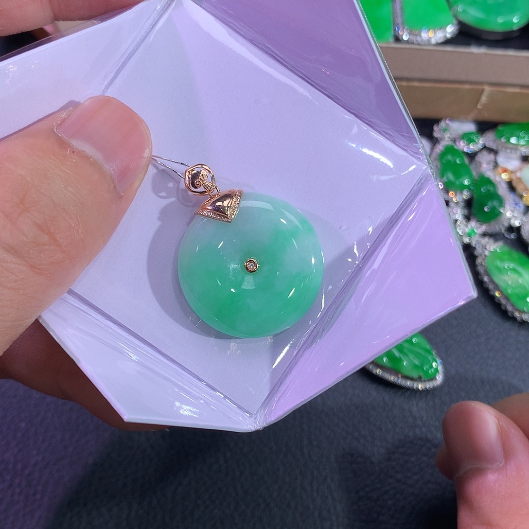 翡翠吊坠(赠链)18K金镶嵌