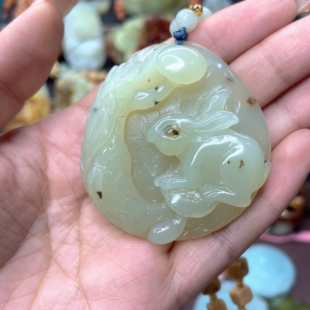 蛇纹石玉颈饰未镶嵌