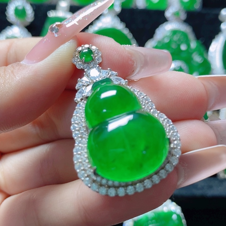 翡翠颈饰未镶嵌            