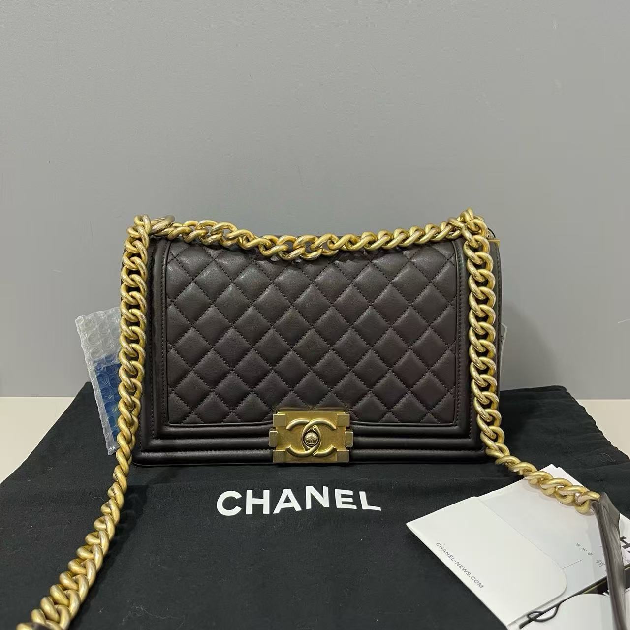 99新 Chanel/香奈儿  leboy深棕金牛 中号25开
