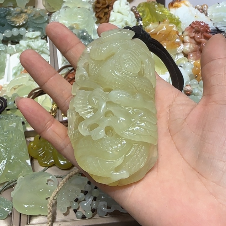 蛇纹石玉吊坠未镶嵌