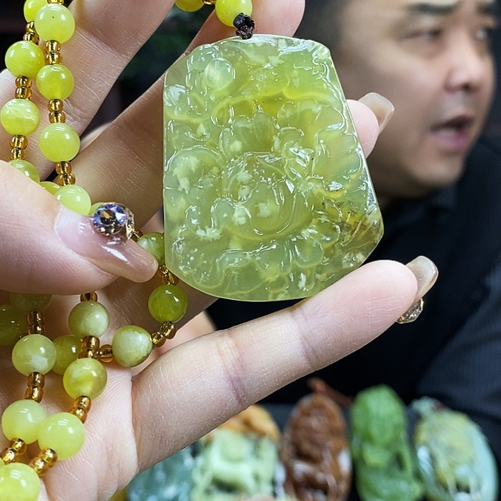 蛇纹石玉吊坠未镶嵌