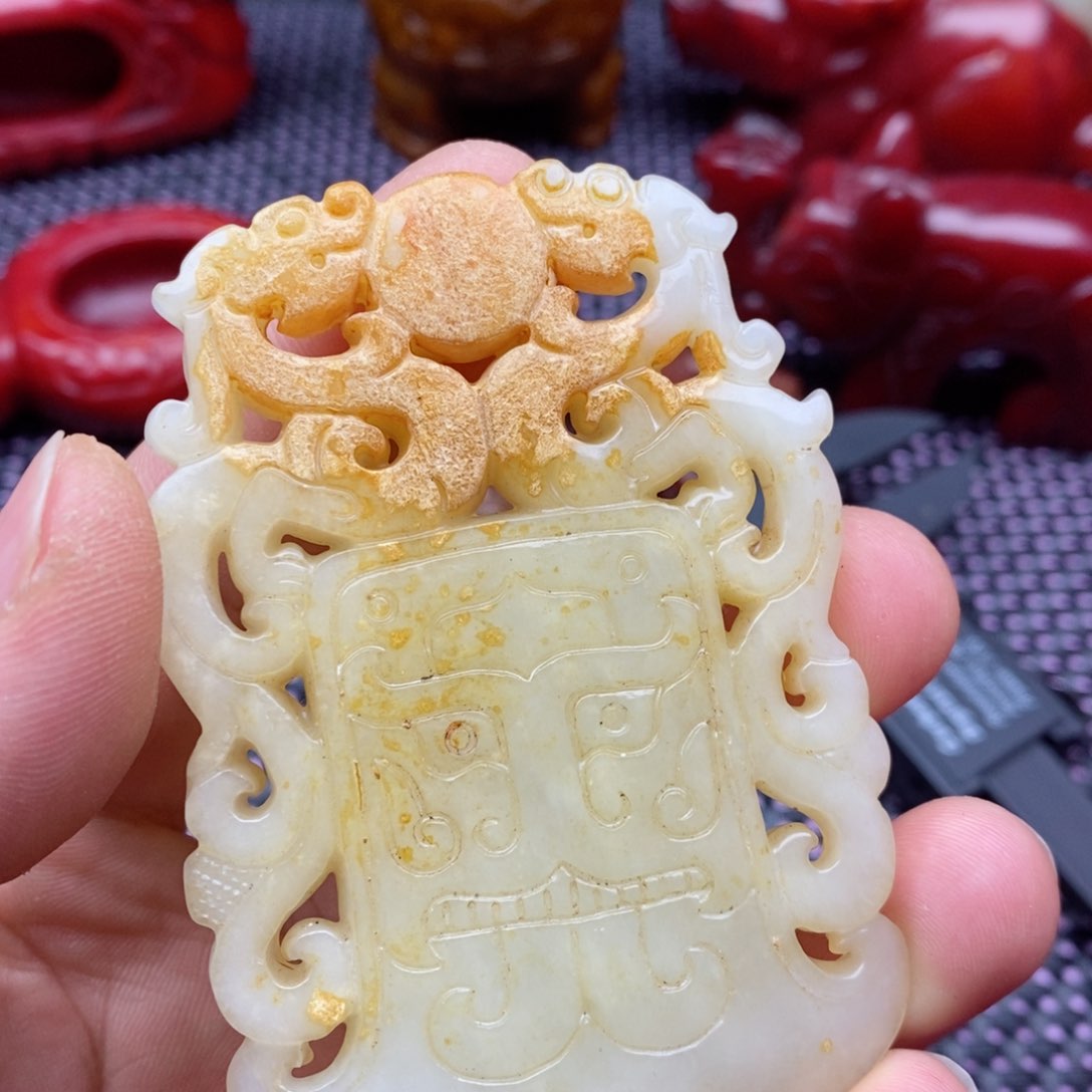 蛇纹石玉颈饰未镶嵌