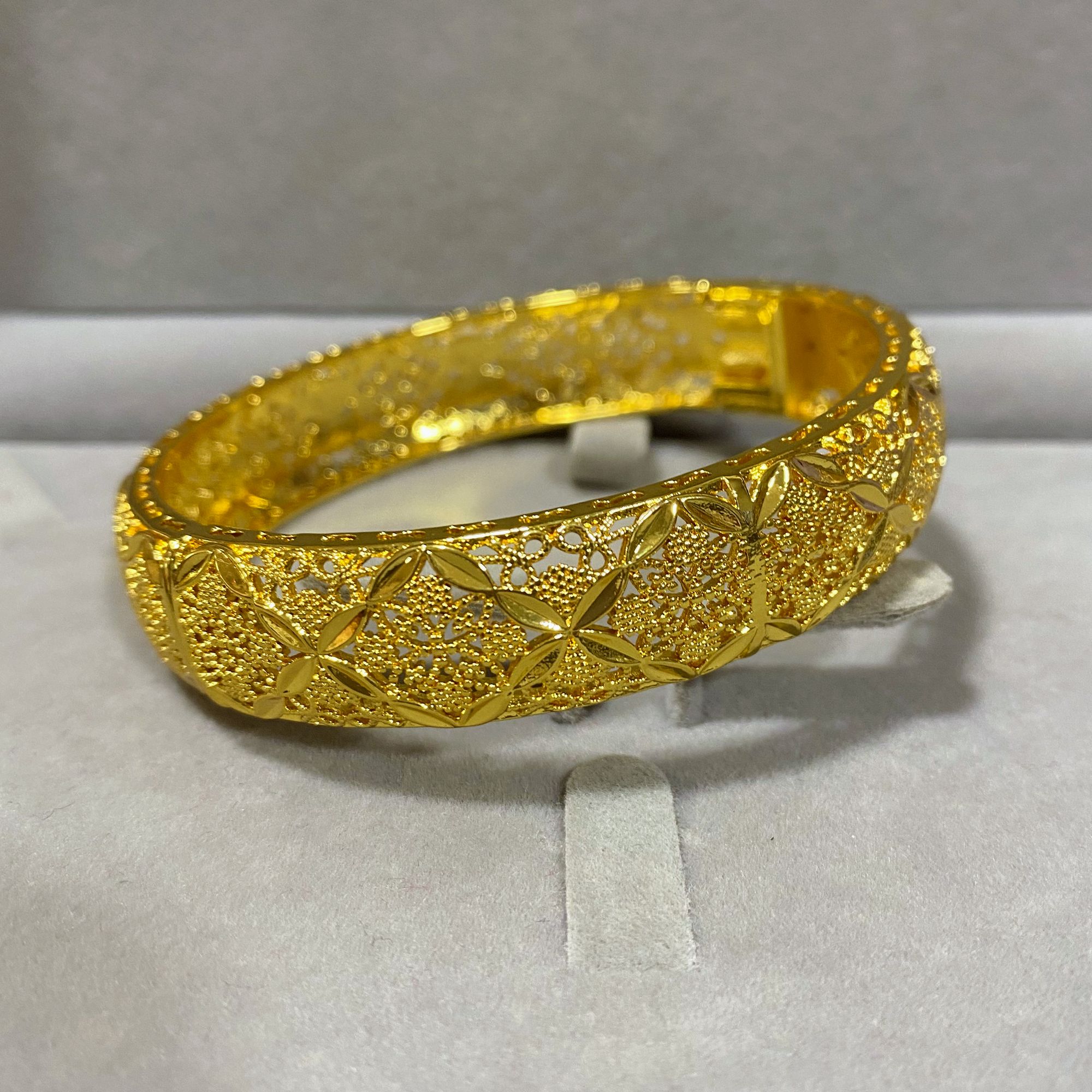 687 镂空手镯 金色精工