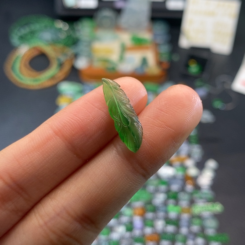 【闪购商品】翡翠挂件未镶嵌羽毛
