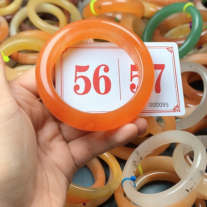 未镶嵌石英质玉（黄龙玉）手镯