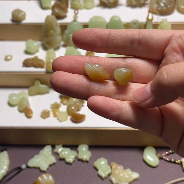 ①***和田玉未镶嵌颈饰