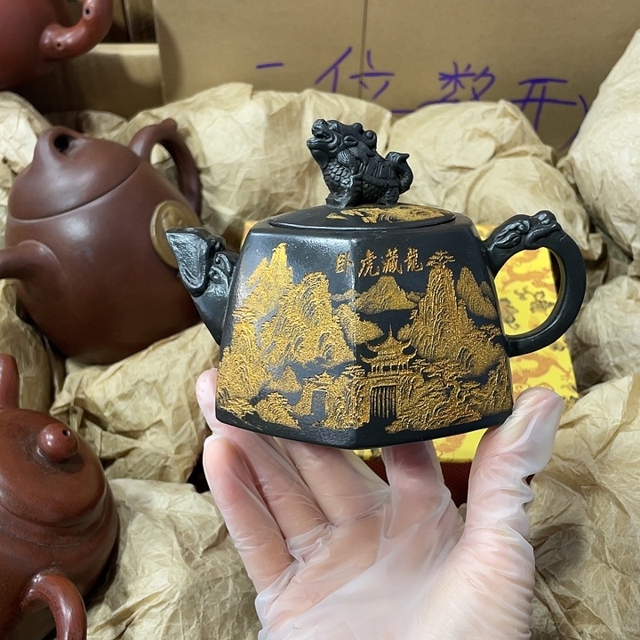 茶壶紫砂原矿泥料，手工制作一把紫砂壶。