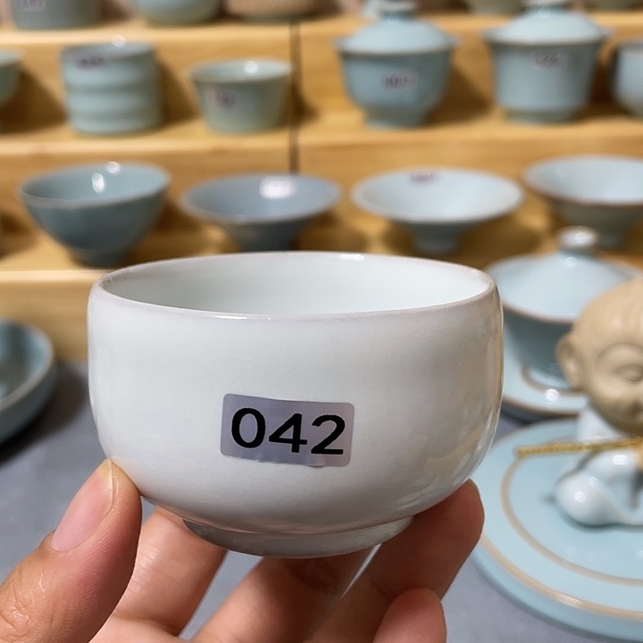 陶瓷杯子微瑕月白罗汉杯