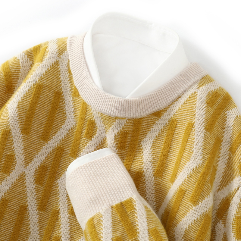 精致且温暖！秋冬新款男士圆领提花加厚菱形拼色羊绒衫