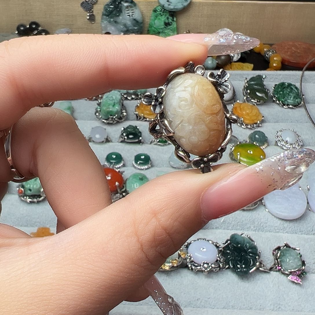 翡翠颈饰未镶嵌紫**郁吊坠