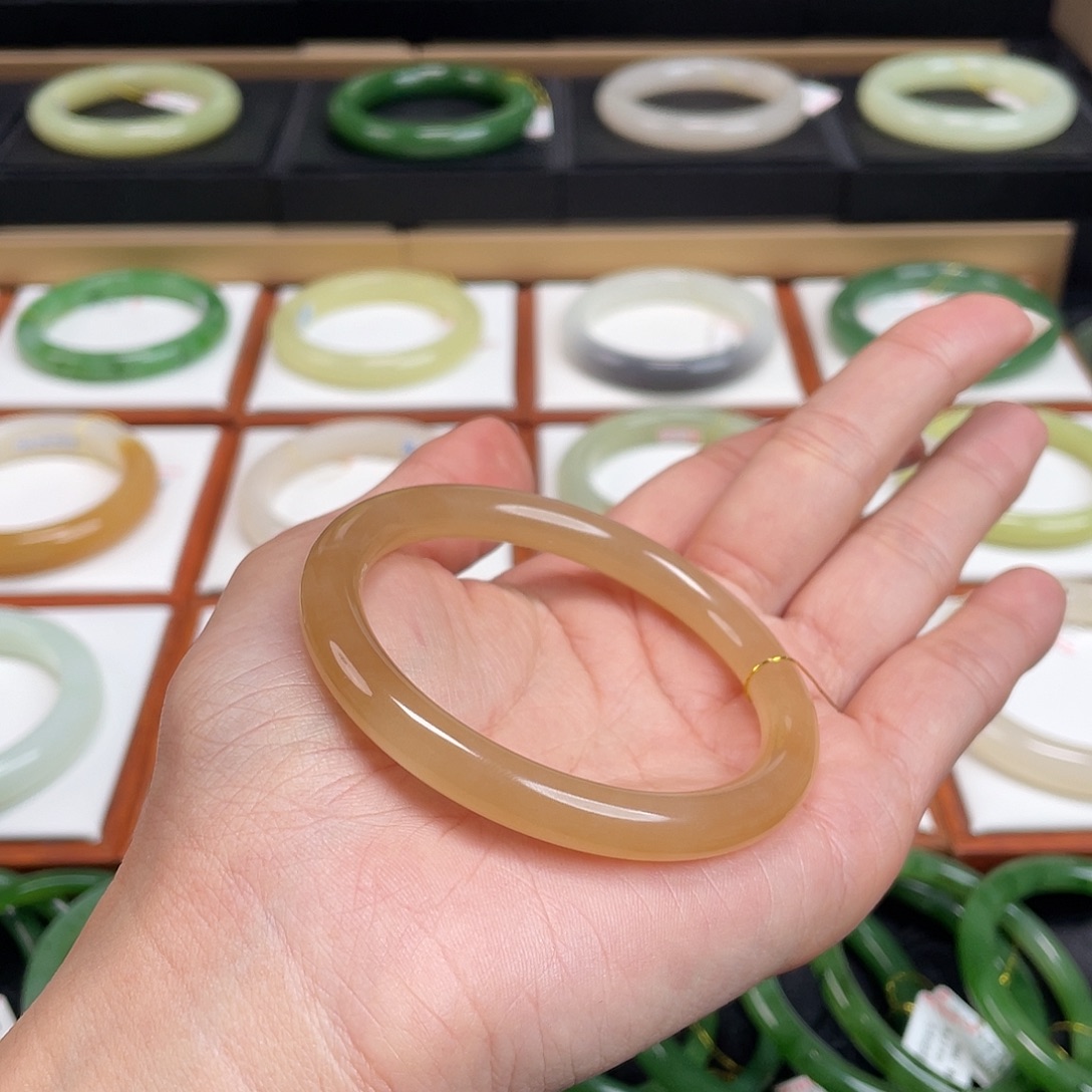 梅***酒和田玉未镶嵌手镯