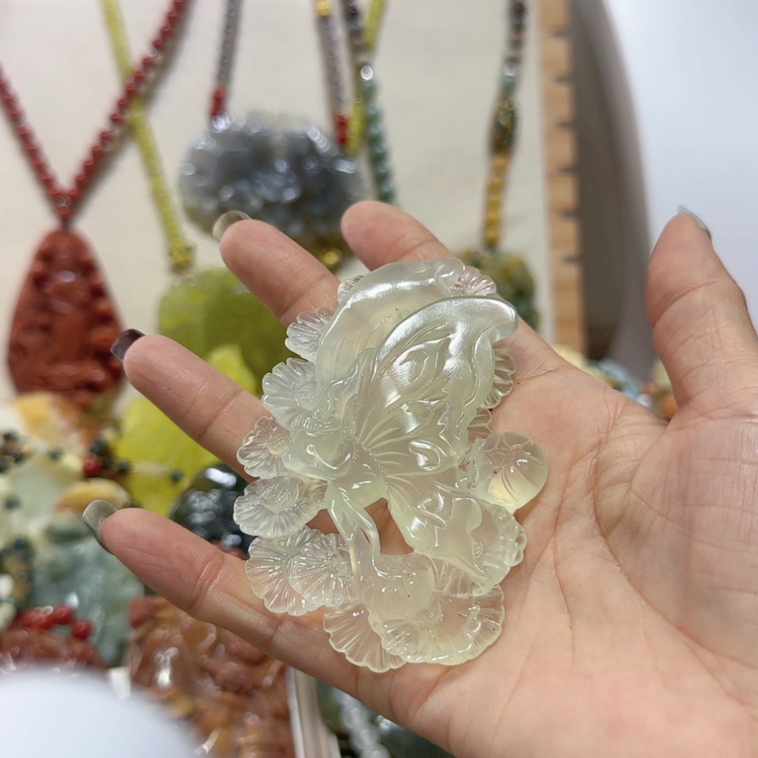 未镶嵌蛇纹石玉吊坠惹***走