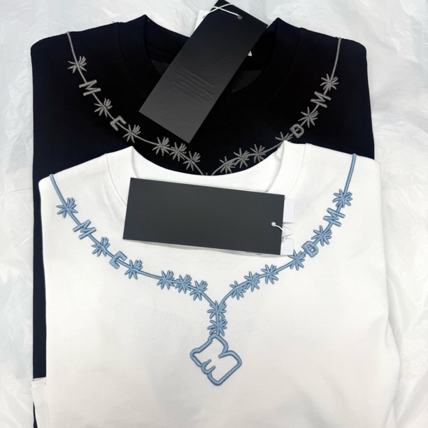 M家领口立体单色刺绣项链短袖T恤