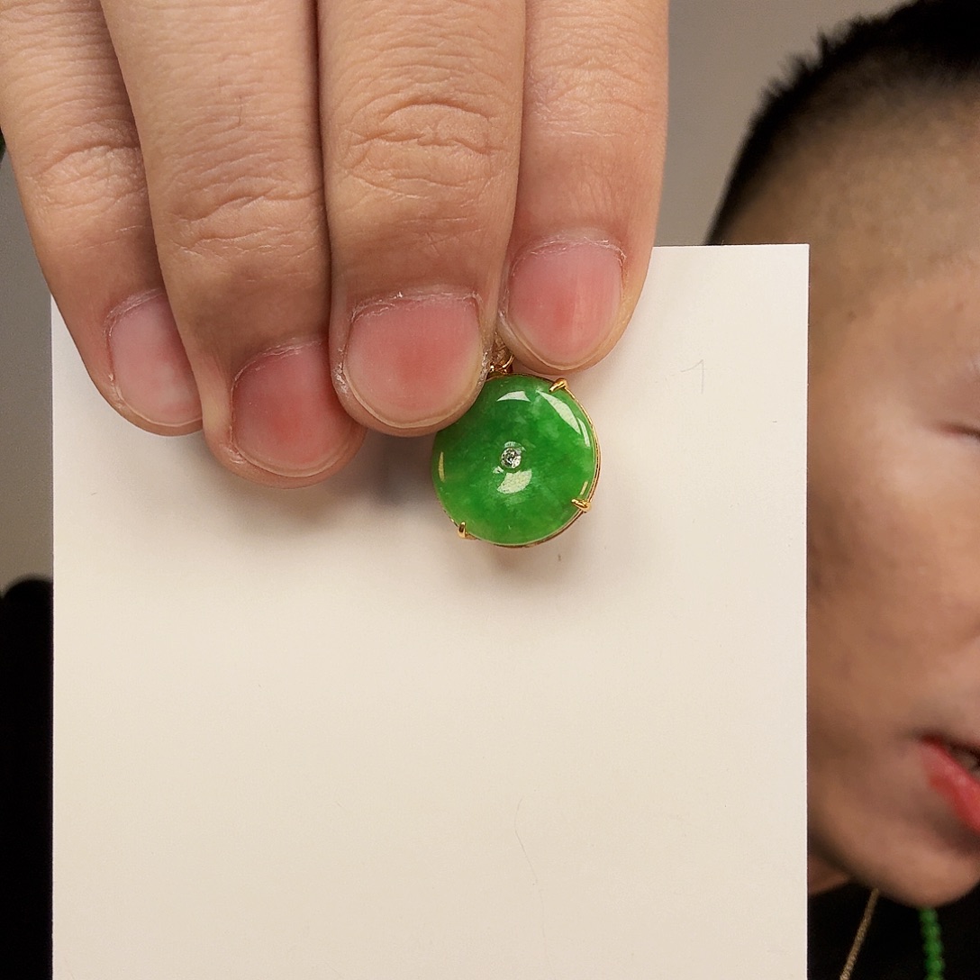 翡翠未镶嵌颈饰一件