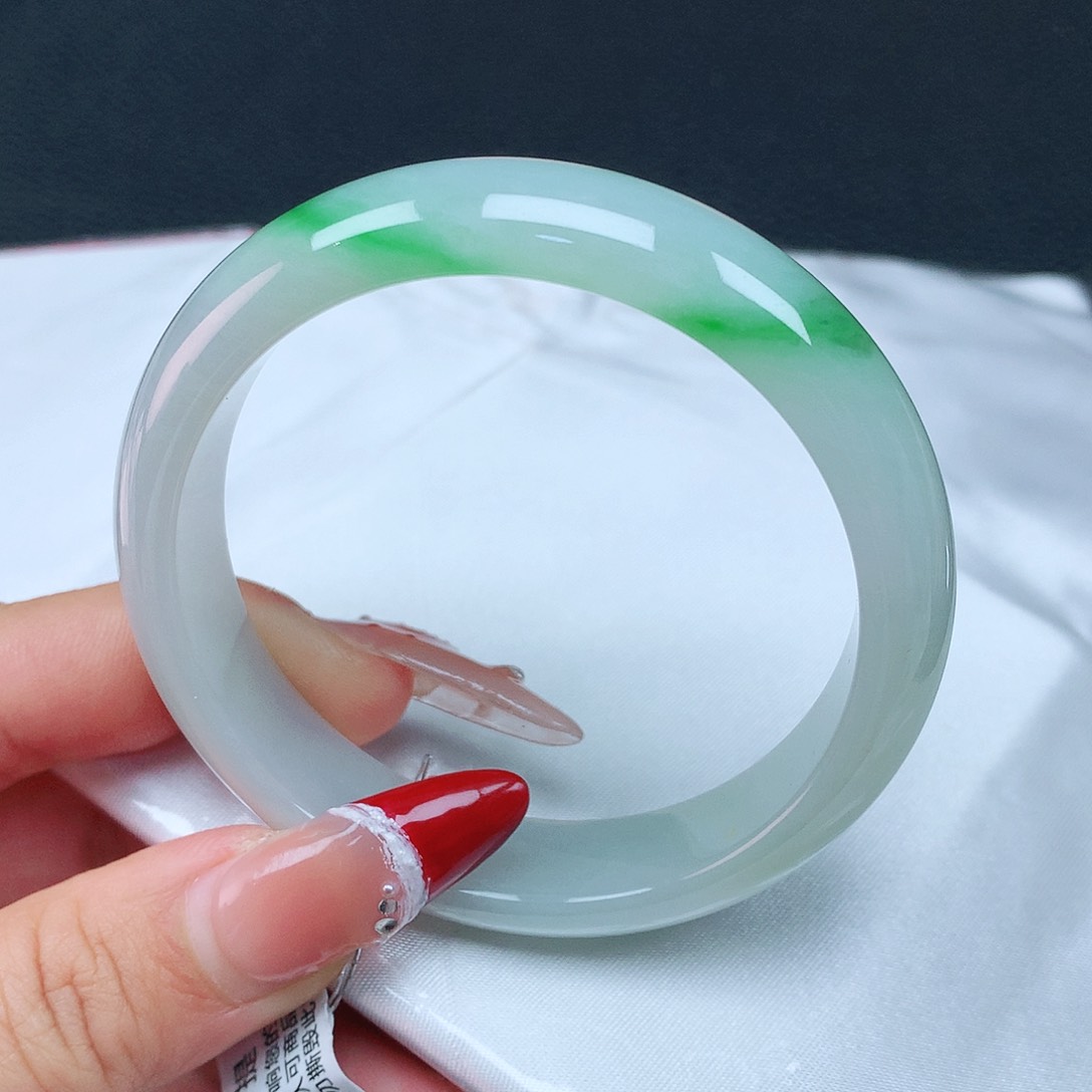 翡翠手镯未镶嵌54圈