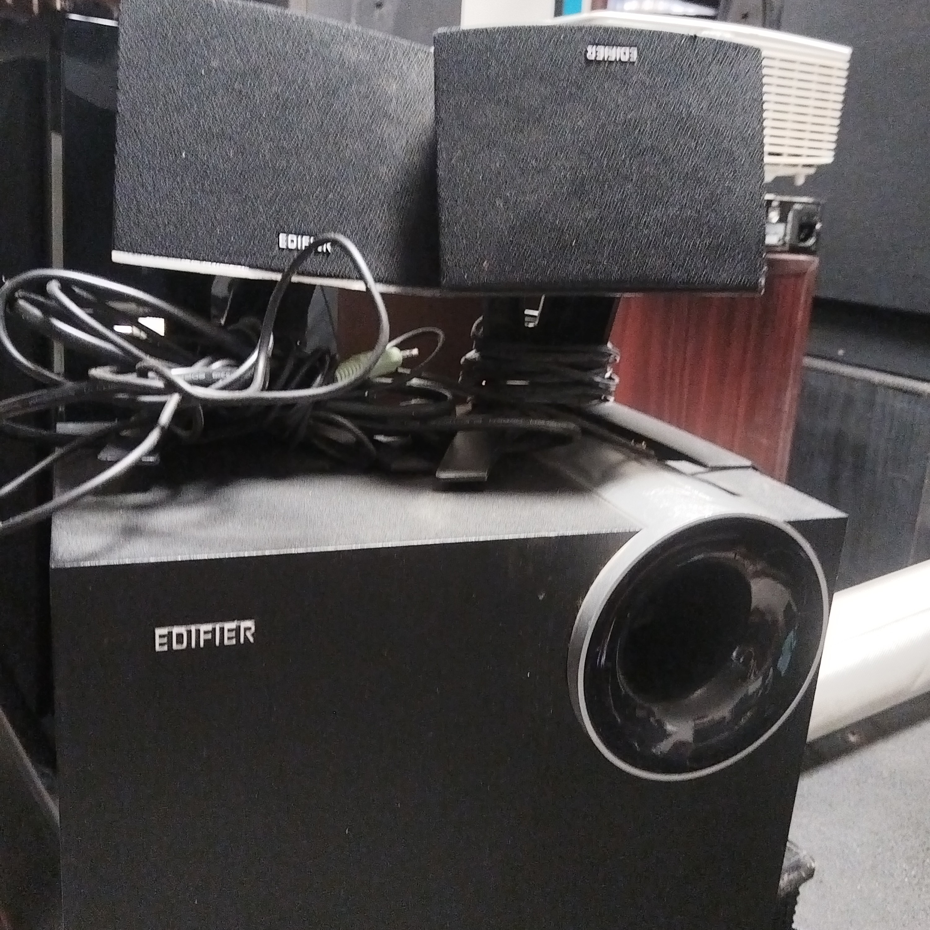 8新  漫步者低音炮一套，不包邮费，不支持七天无理由退货