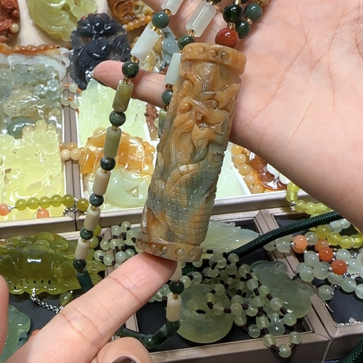 未镶嵌蛇纹石玉吊坠