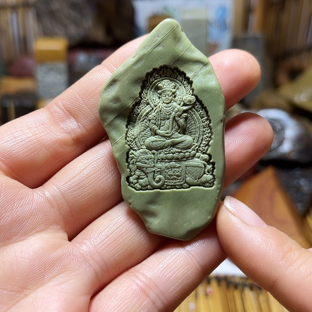 新疆原石雕刻手把件
