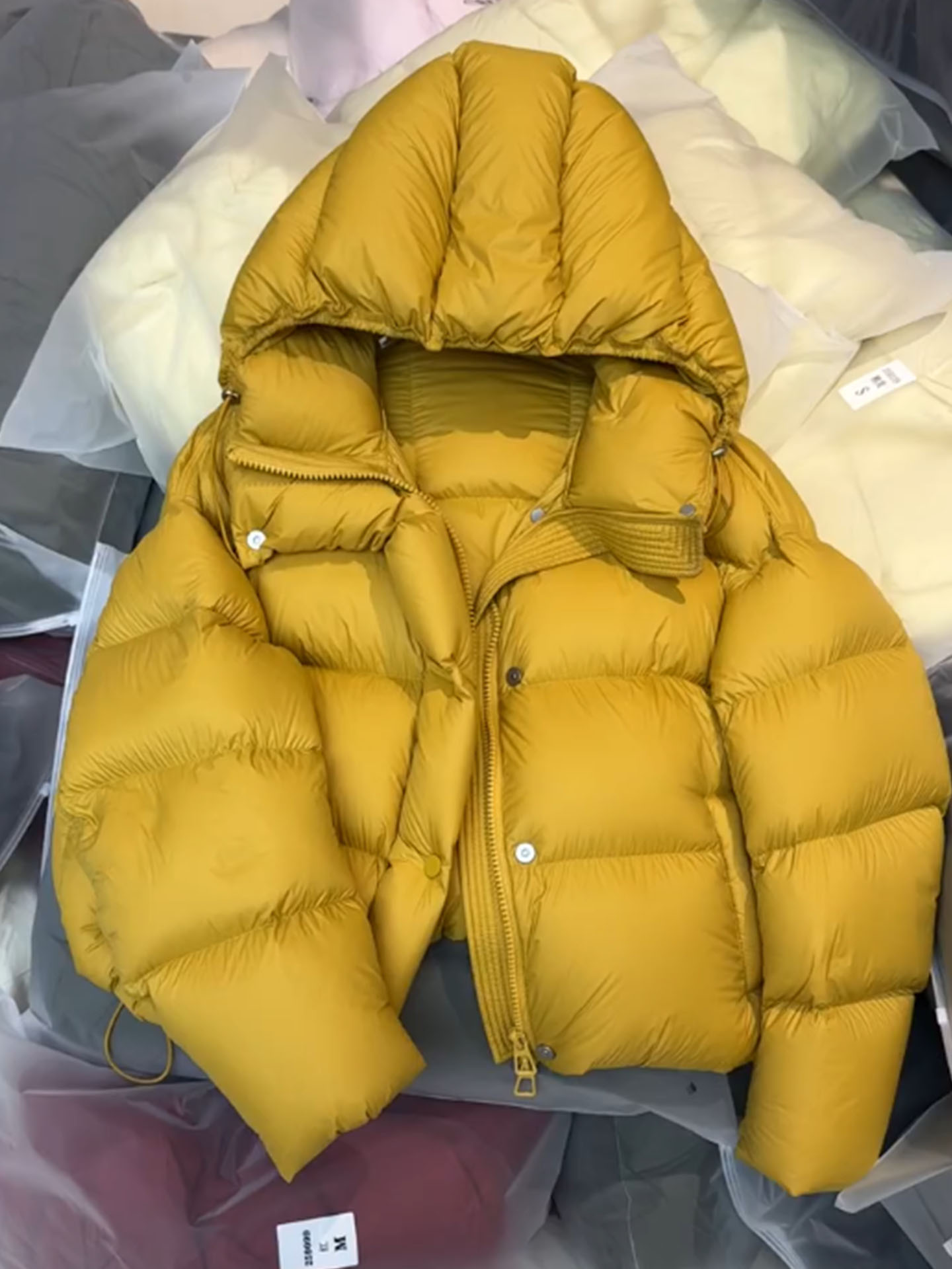 时尚女装2025冬季新品泡芙舒适感棉服女加厚保暖短款连帽棉衣外套