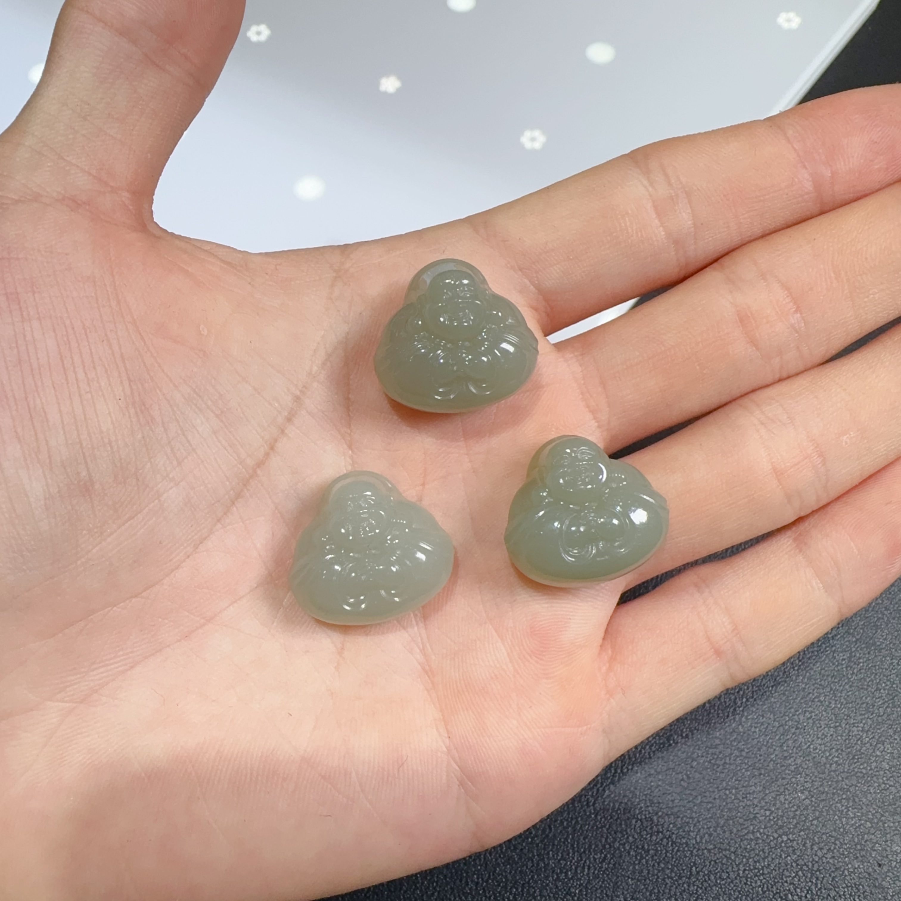 天然和田玉抱抱佛吊坠约11*20*22mm左右多样性发其一ly颜色随机