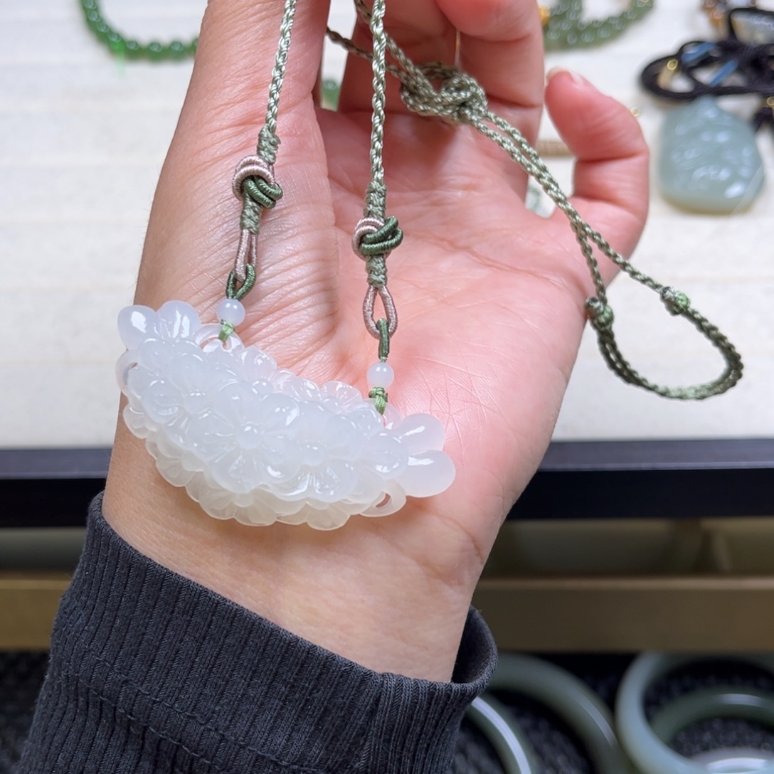 和田玉未镶嵌吊坠(赠链)