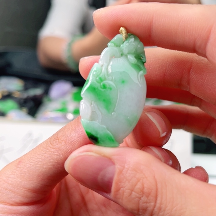 翡翠未镶嵌颈饰缅甸