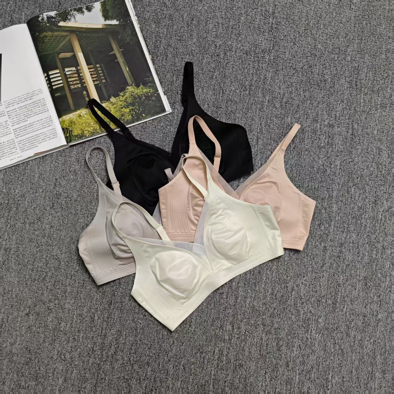 1023余小鱼 四色蕾丝花边肩带可调节收副乳内衣大胸显小文胸