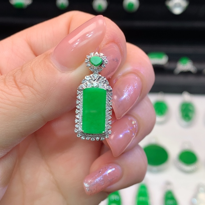 翡翠吊坠(不含链)18K金镶嵌风**云