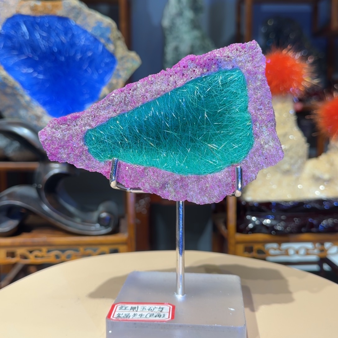 石材巴西红刚玉发晶