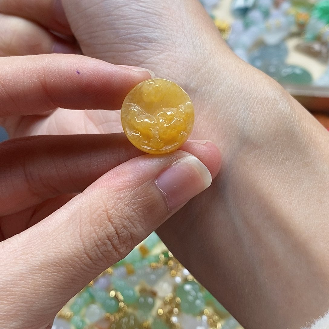 翡翠颈饰未镶嵌闪