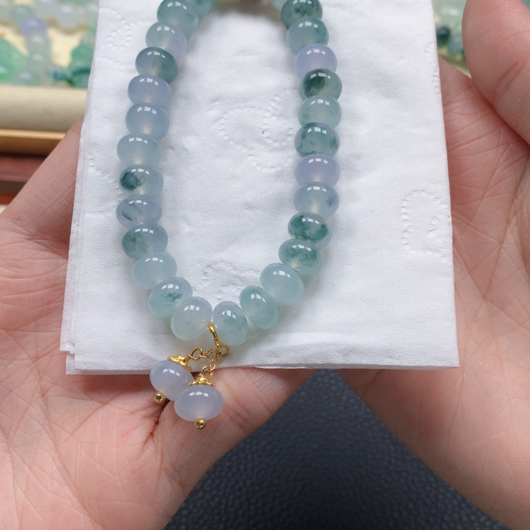 张****翡翠未镶嵌颈饰是