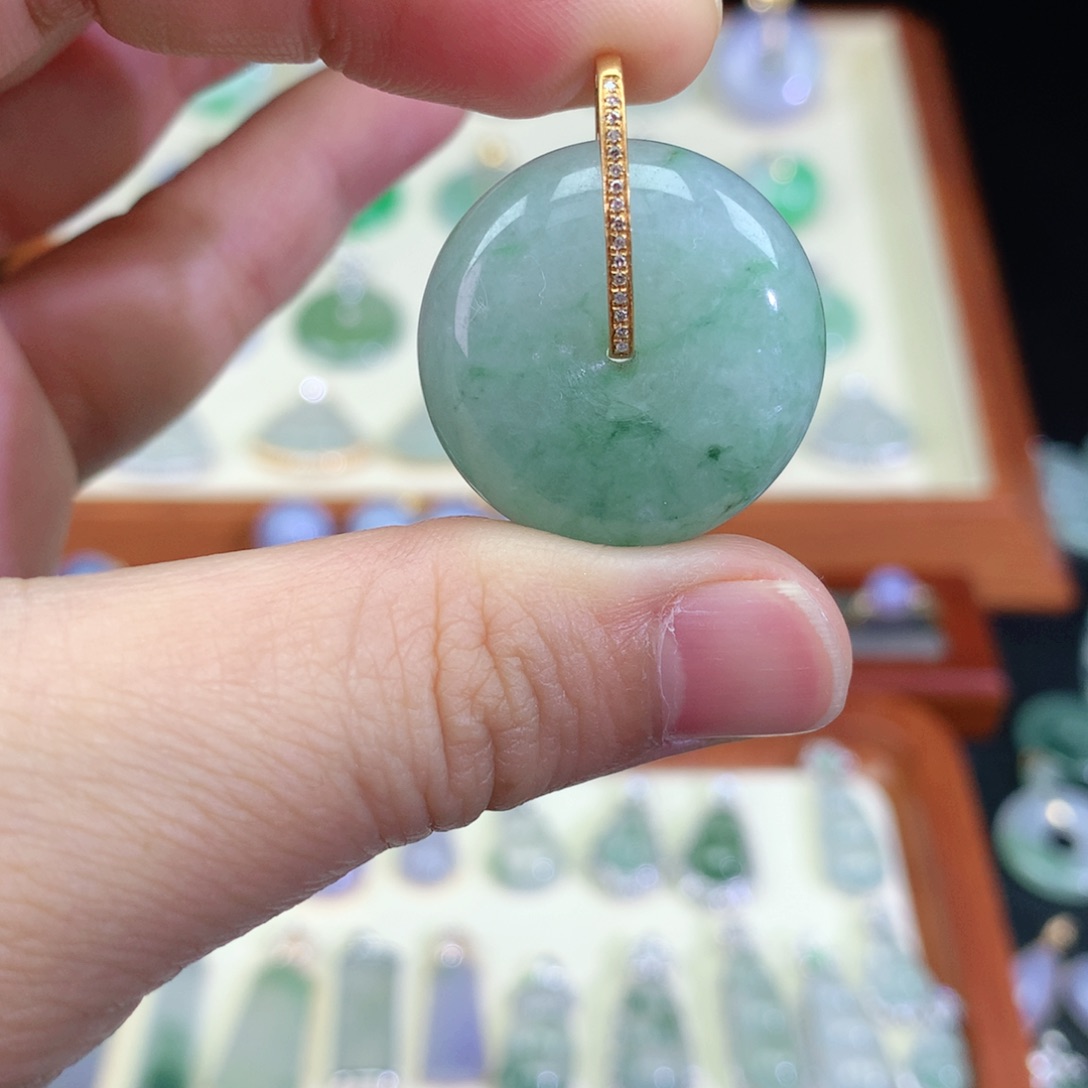 翡翠颈饰18K金镶嵌天然翡翠吊坠a货