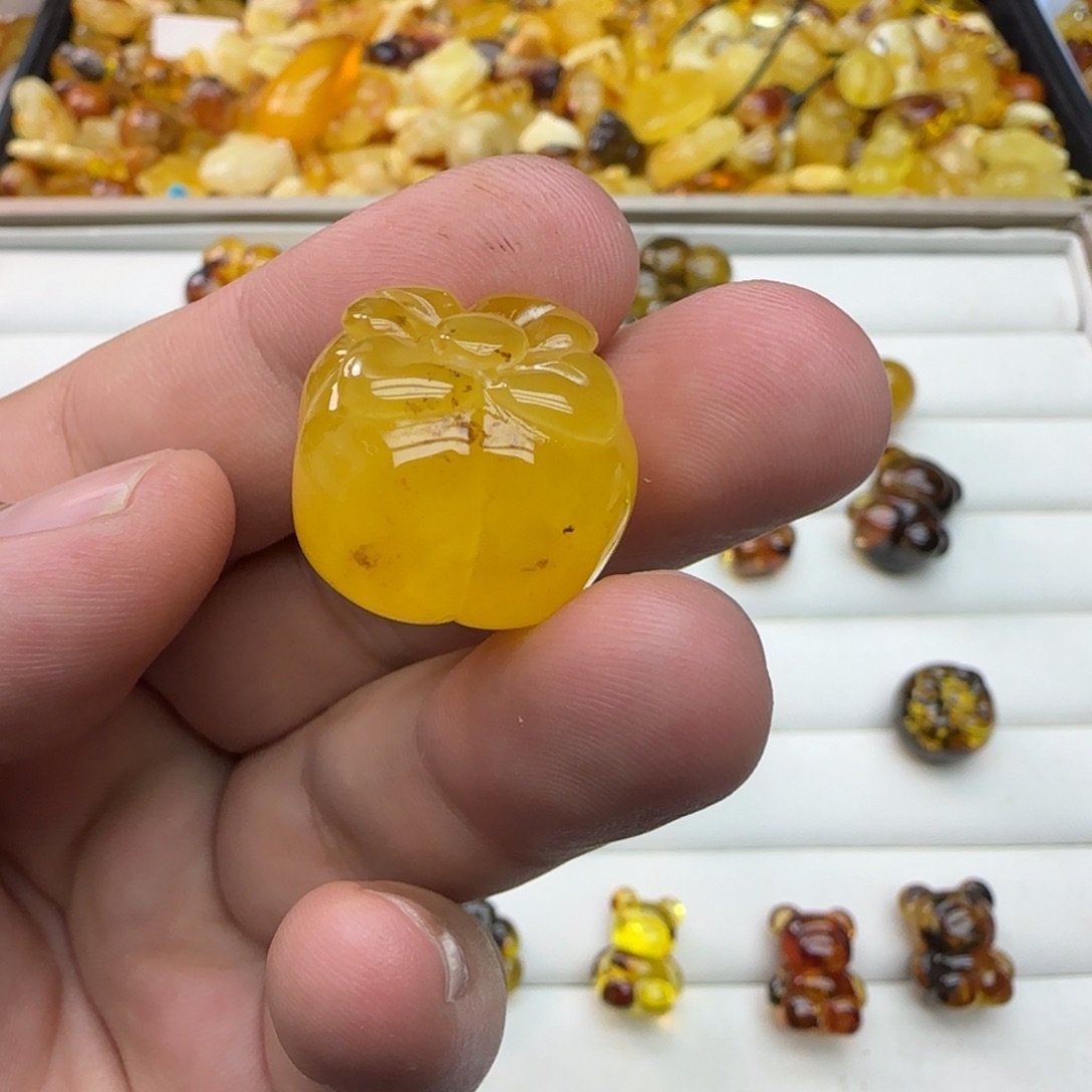 w***.琥珀未镶嵌裸石6.1克有瑕