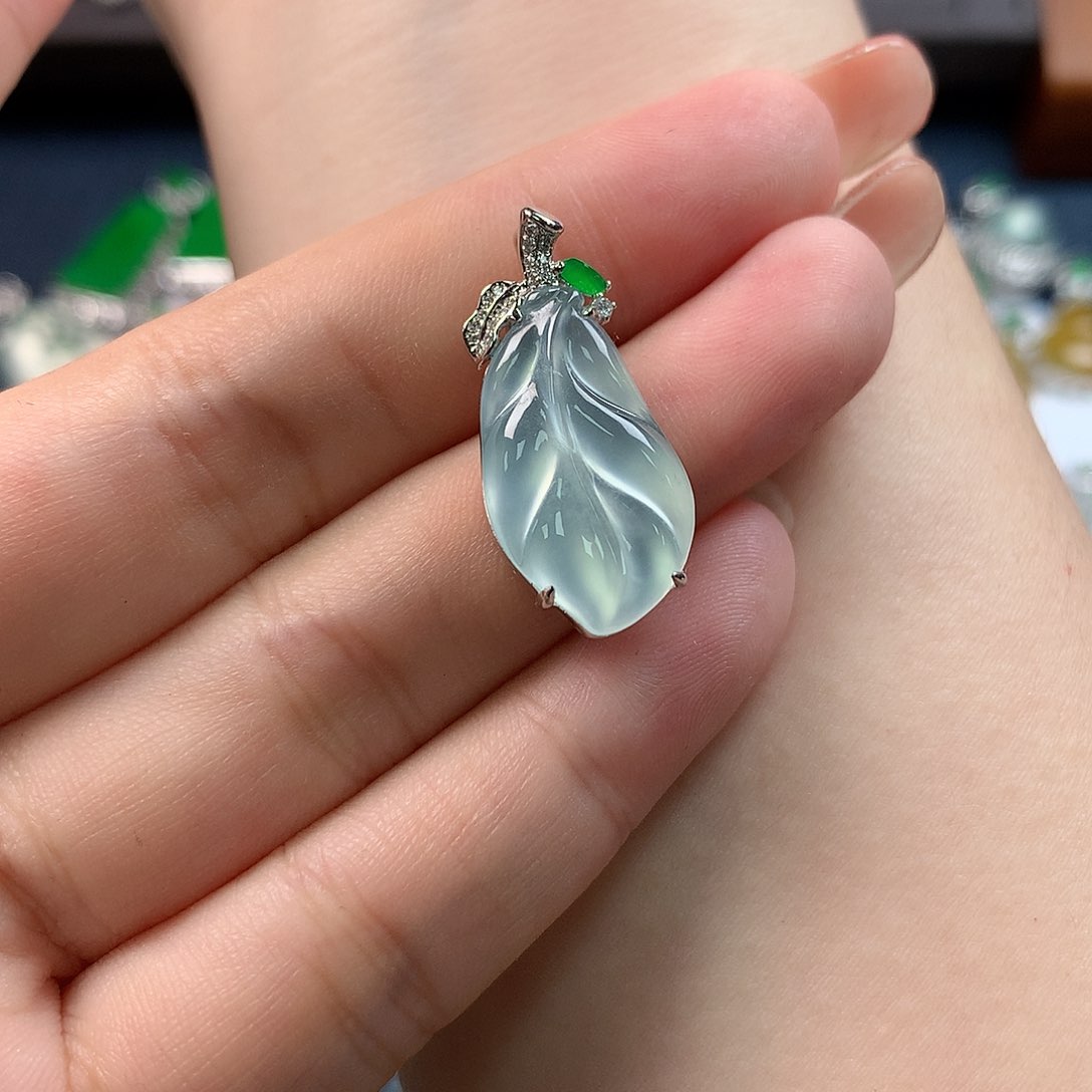 翡翠配石芭蕉叶吊坠