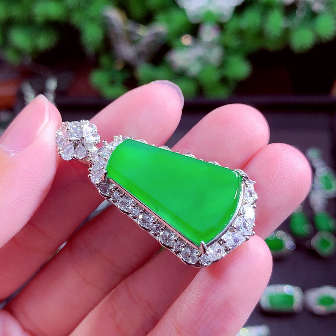 颈饰未镶嵌翡翠天然