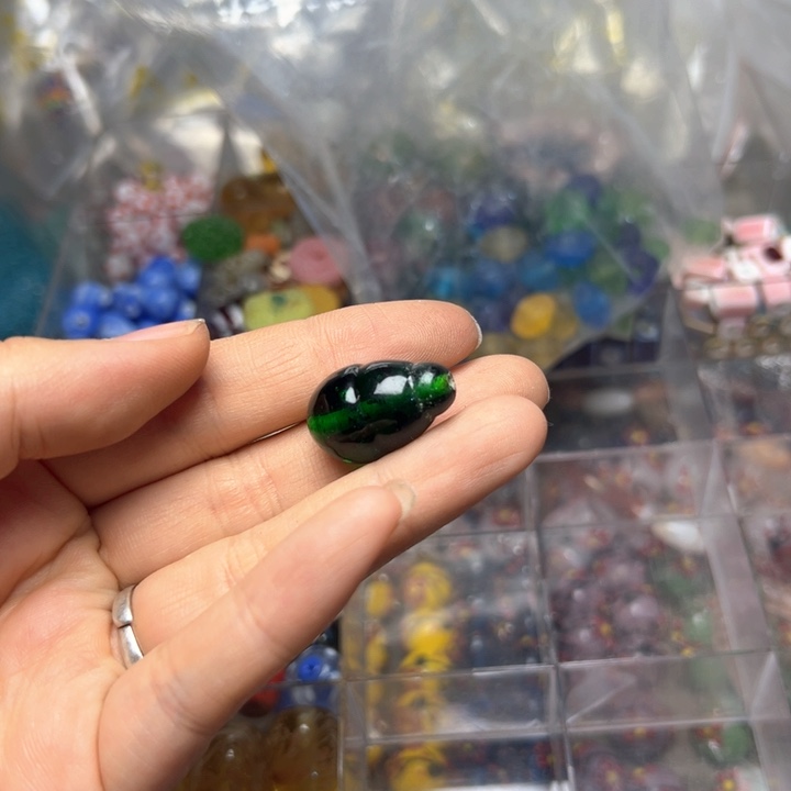 琉璃颈饰1317。憨态可掬一包专拍