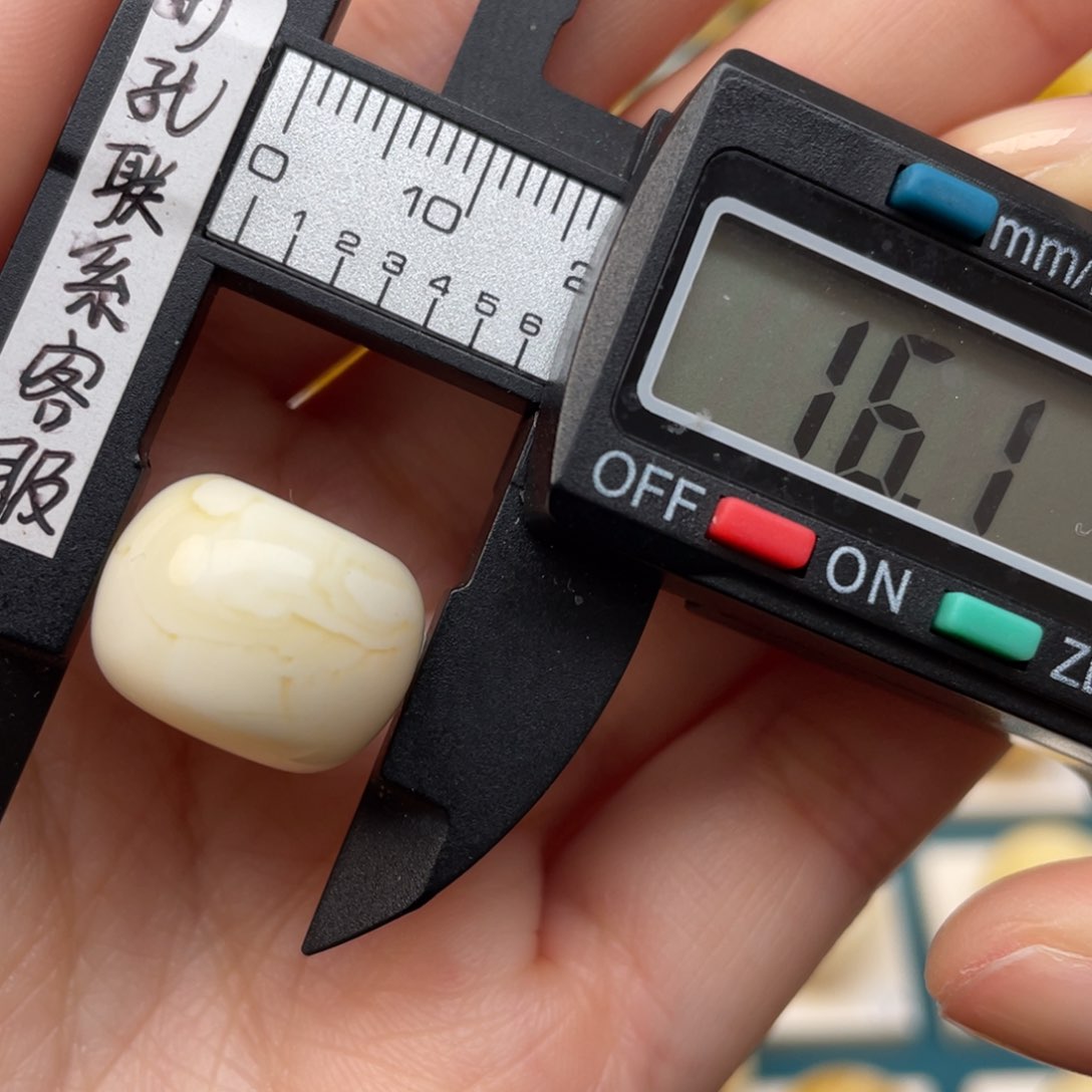 蜜蜡裸石未镶嵌蜜蜡