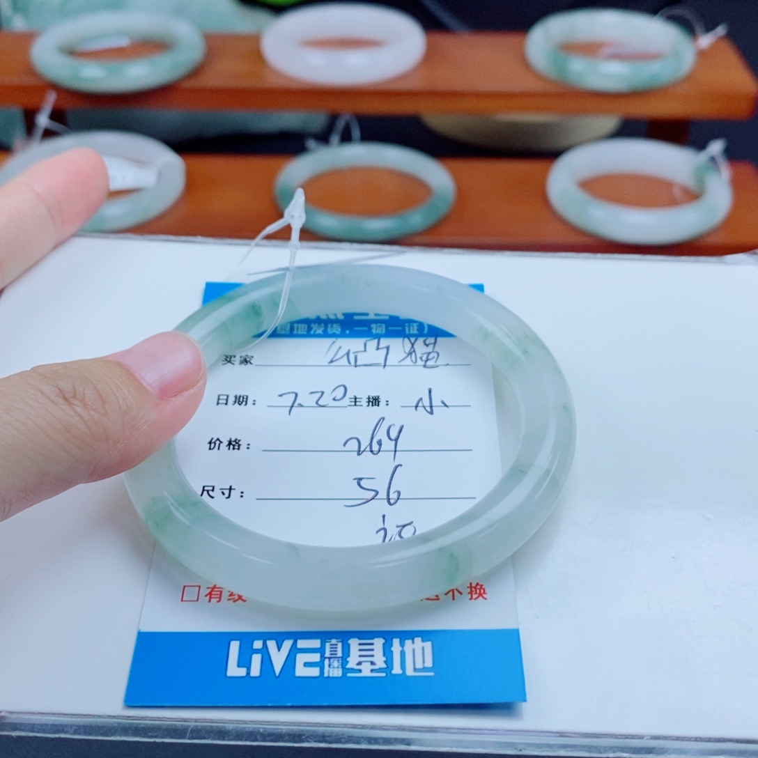 石英质玉手镯未镶嵌么**～