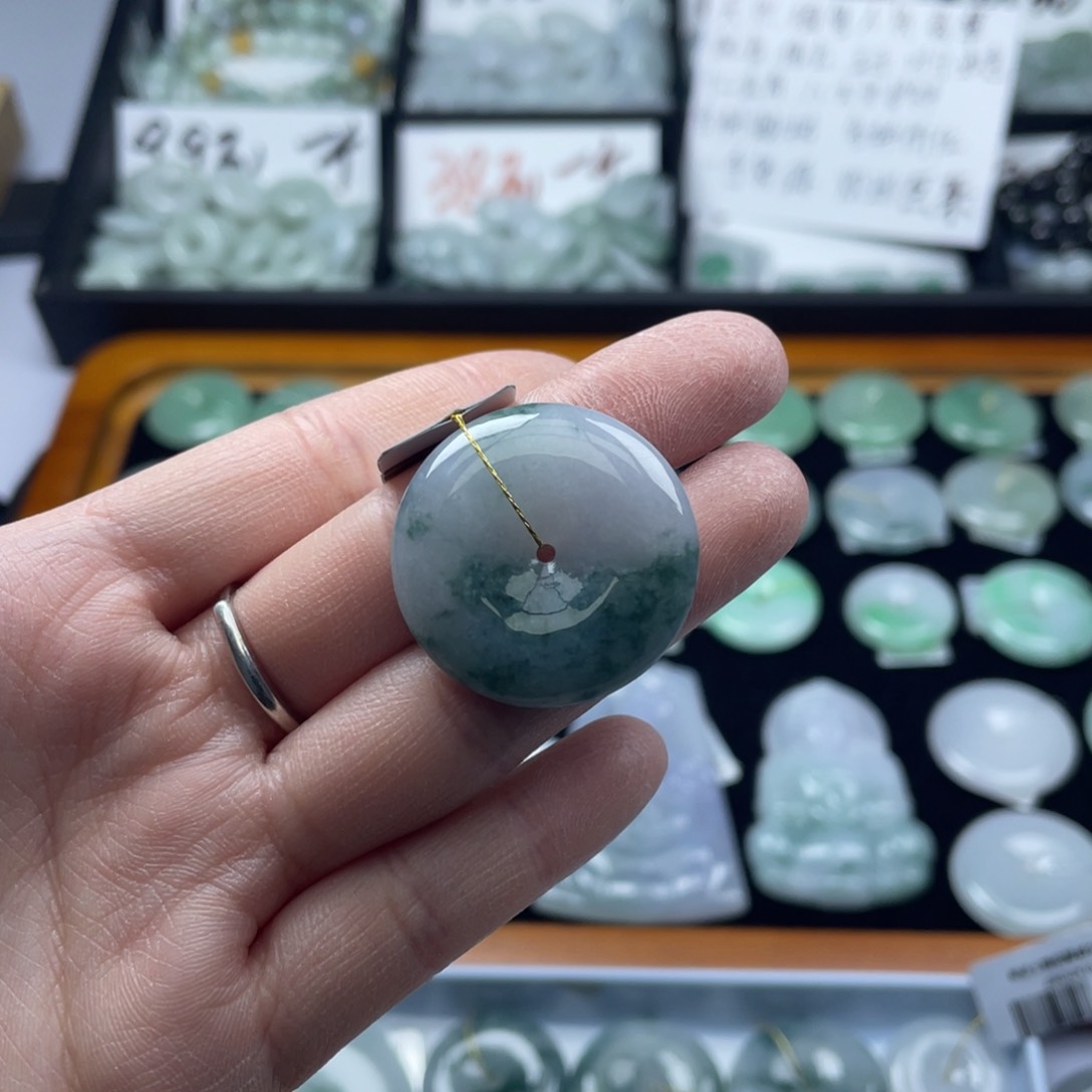 翡翠未镶嵌颈饰平安扣