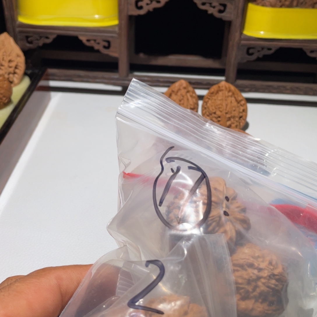 ㅤ***ㅤ大叶紫檀（黑酸枝木类）文玩核桃白狮子5对