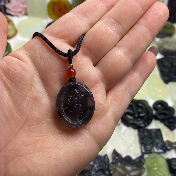 蛇纹石玉颈饰合金