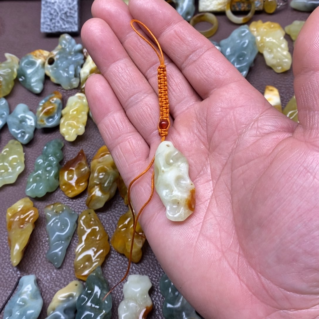 蛇纹石玉未镶嵌颈饰