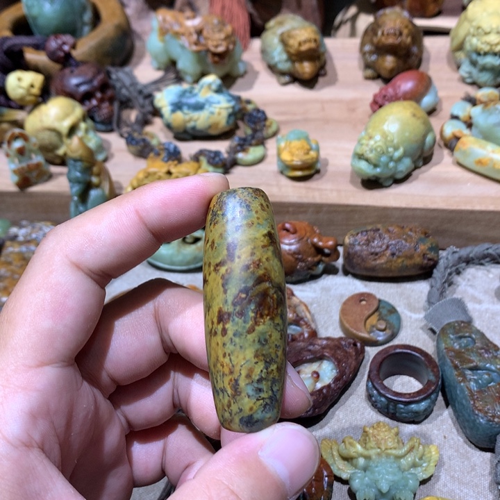 未镶嵌岫岩河磨玉（透闪石质玉）挂件
