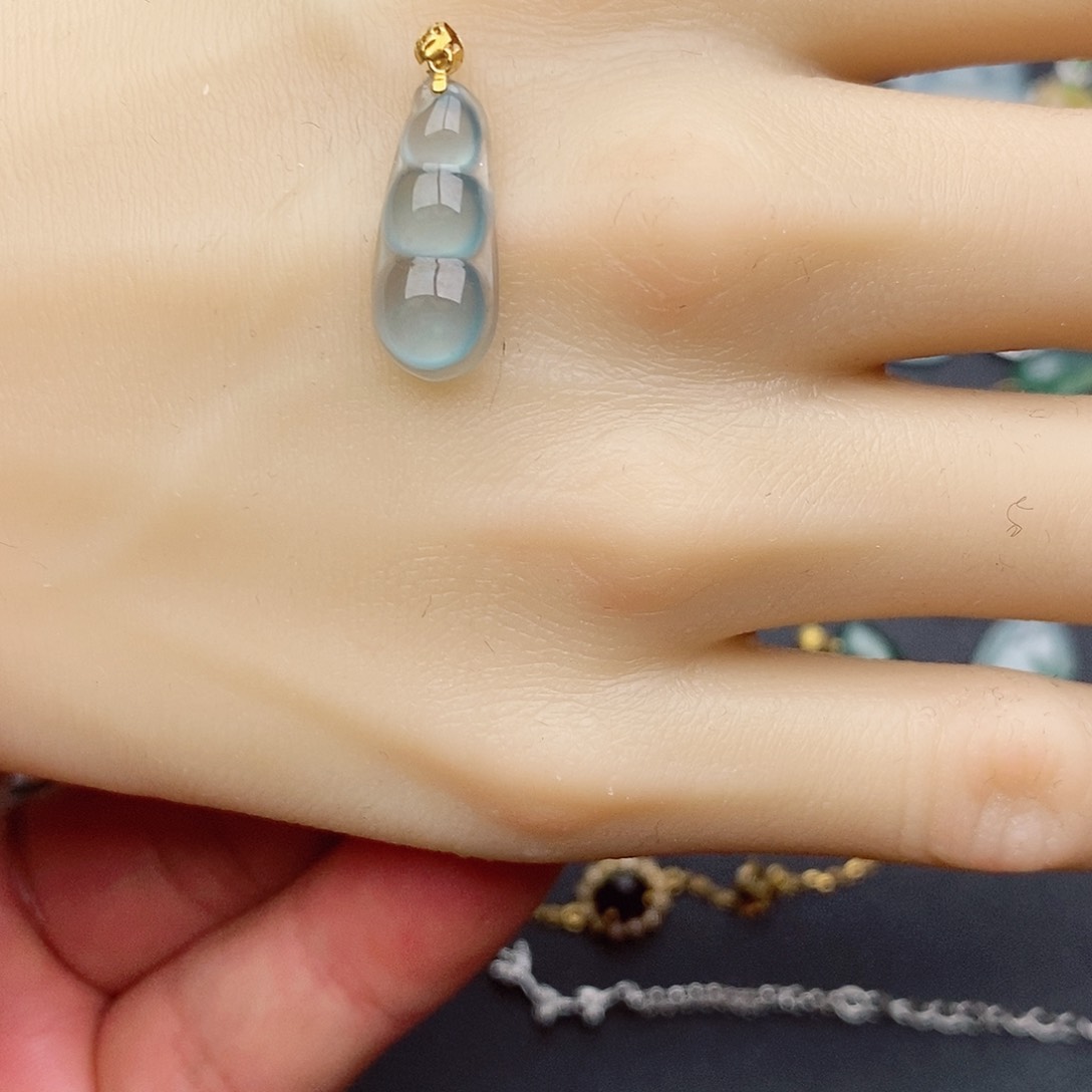 翡翠颈饰18K金镶嵌?**宝吊坠